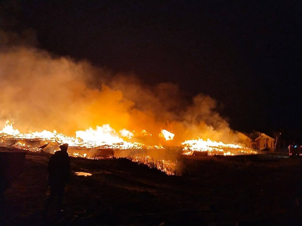 В Тверской области выгорел банно-гостиничный комплекс в Красново