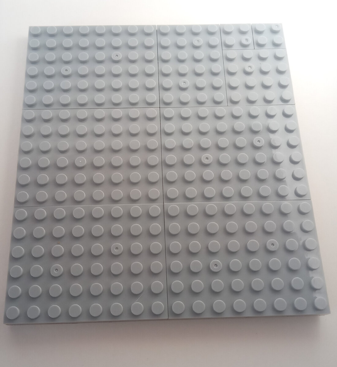 Закрепила снизу деталями.