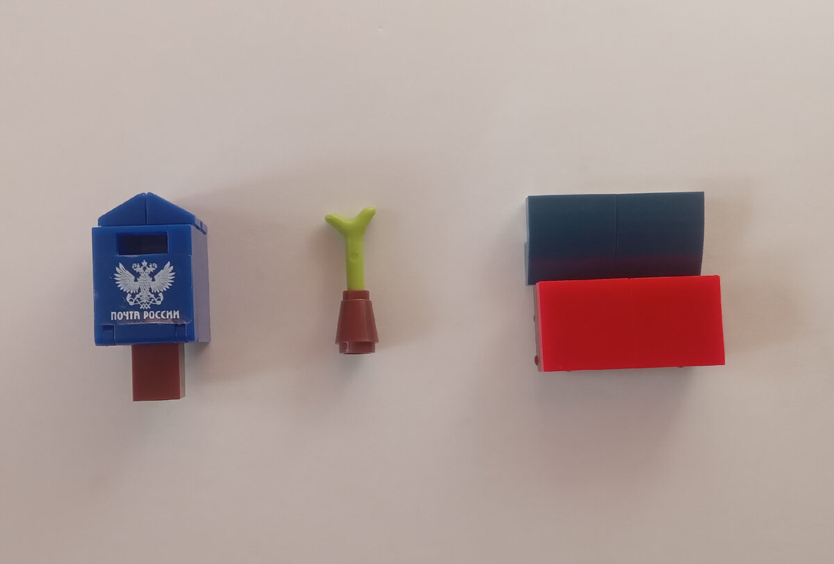 Диванчик, ваза с растением и почтовый ящик.