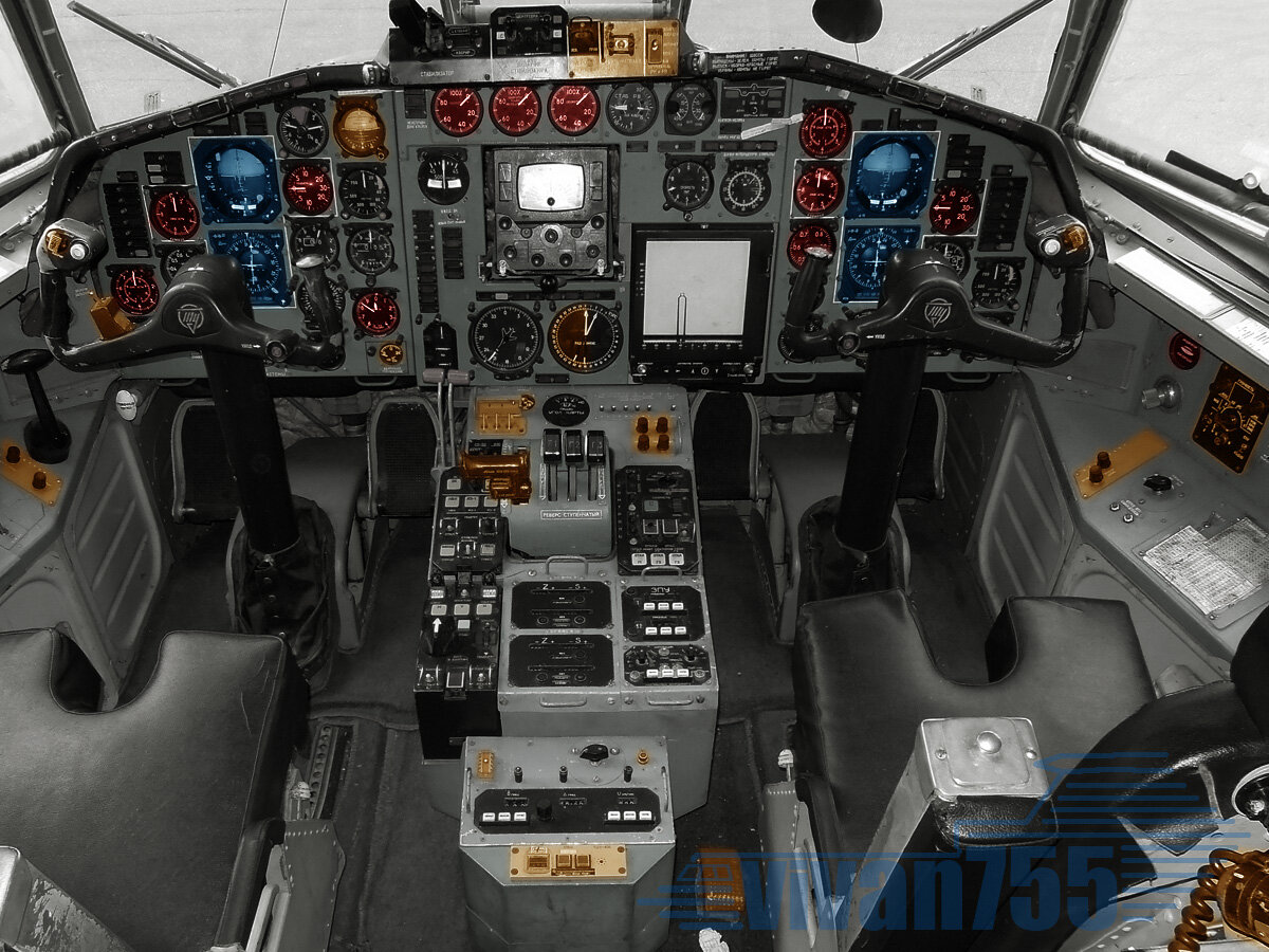 Кабина Ту-154, ПКП-1 выделены синим (верхние), АГР-72 — жёлтым (справа от левого ПКП)