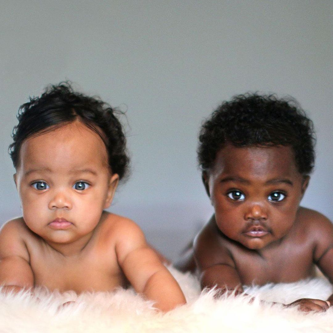 Мулату два. Темнокожий младенец. Темнокожие Близнецы. Люди с разным цветом кожи. Дети с разным цветом кожи.