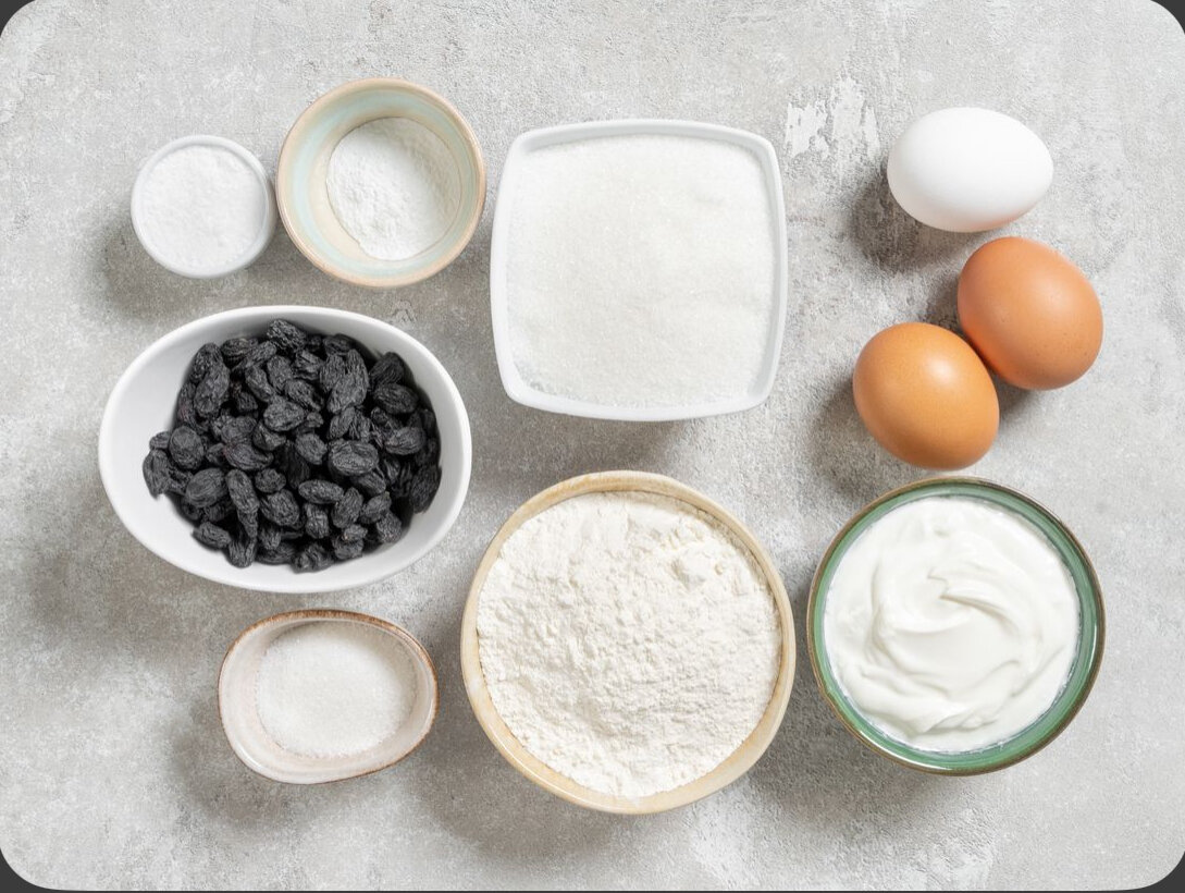 Просейте муку. Помойте куриные яйца. Изюм также хорошо промойте и просушите. Подготовьте миксер и поставьте разогреваться духовку до 180 градусов.