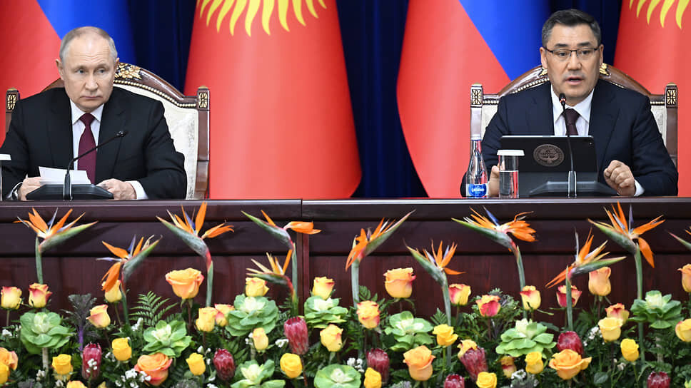 Фото: Дмитрий Азаров / Коммерсантъ📷Президенты России и Киргизии Владимир Путин (слева) и Садыр Жапаров