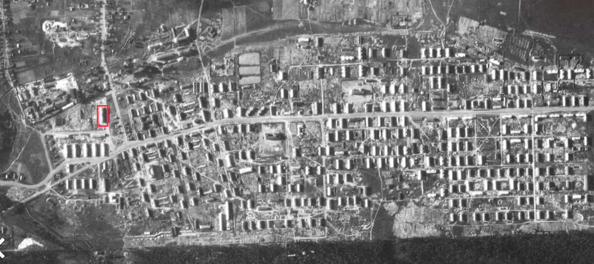 Дом строителей стадиона (отмечен красным) в окружении преимущественно деревянной застройки Измайловского стандартного городка на аэрофотосъемке 1942 г. 