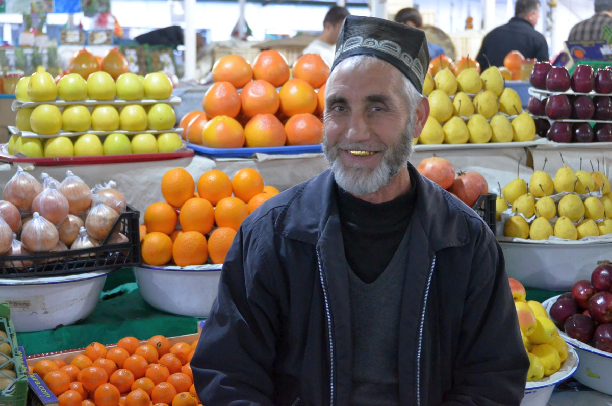 Таджик на рынке. Торговец на рынке. Узбекские фрукты. Продавец фруктов на рынке. Продавец рынок фрукты.