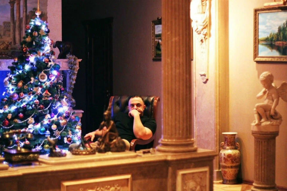 Экс-миллионер в своей шикарной квартире. Фото: предоставлено Альбертом Бегракяном