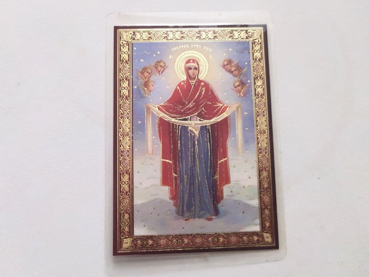 Богородица на иконе Покрова изображена с покрывалом в руках