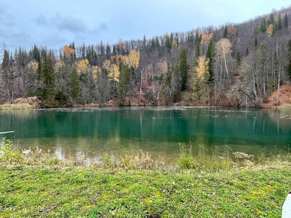 Источник «Красный ключ». Такой красивый цвет воды из-за того, что озеро очень глубокое — до 40 м