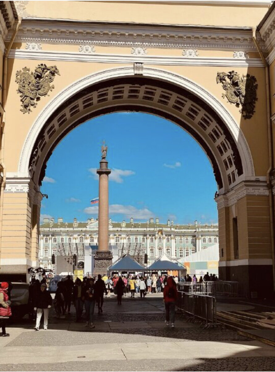 Александровская колонна на Дворцовой 