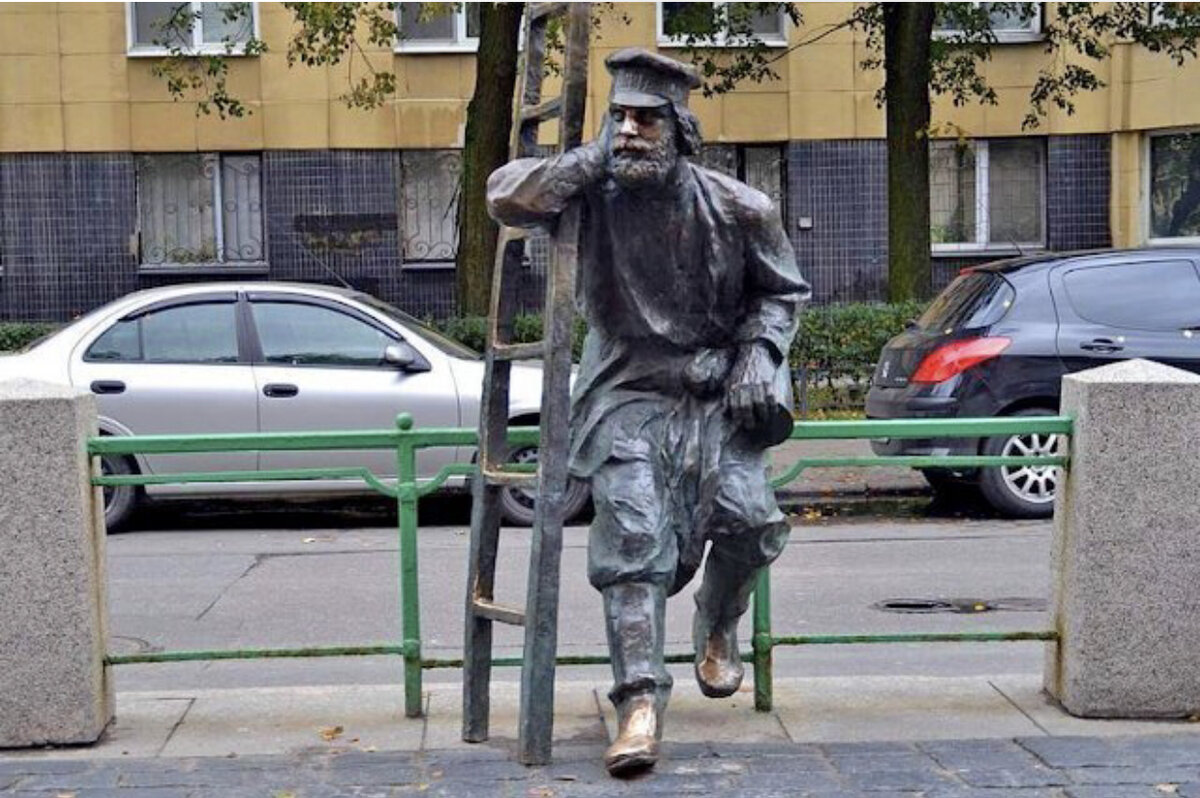 Фонарщик петербург. Памятник фонарщику в Санкт-Петербурге. Памятник фонарщику на Одесской улице. Памятник фонарщику в Питере. Памятник фонарщику в яритере.