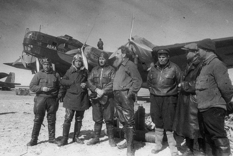 Руководитель и пилоты самолётов экспедиции Северный Полюс 1 (слева направо): Спирин, Шевелёв, Бабушкин, Шмидт, Водопьянов, Алексеев, Молоков