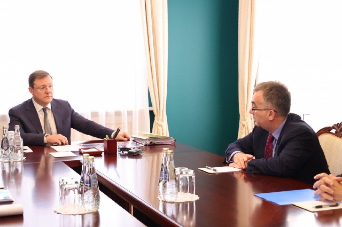    Азаров обсудил с ВТБ строительство в регионе портово-логистического хаба