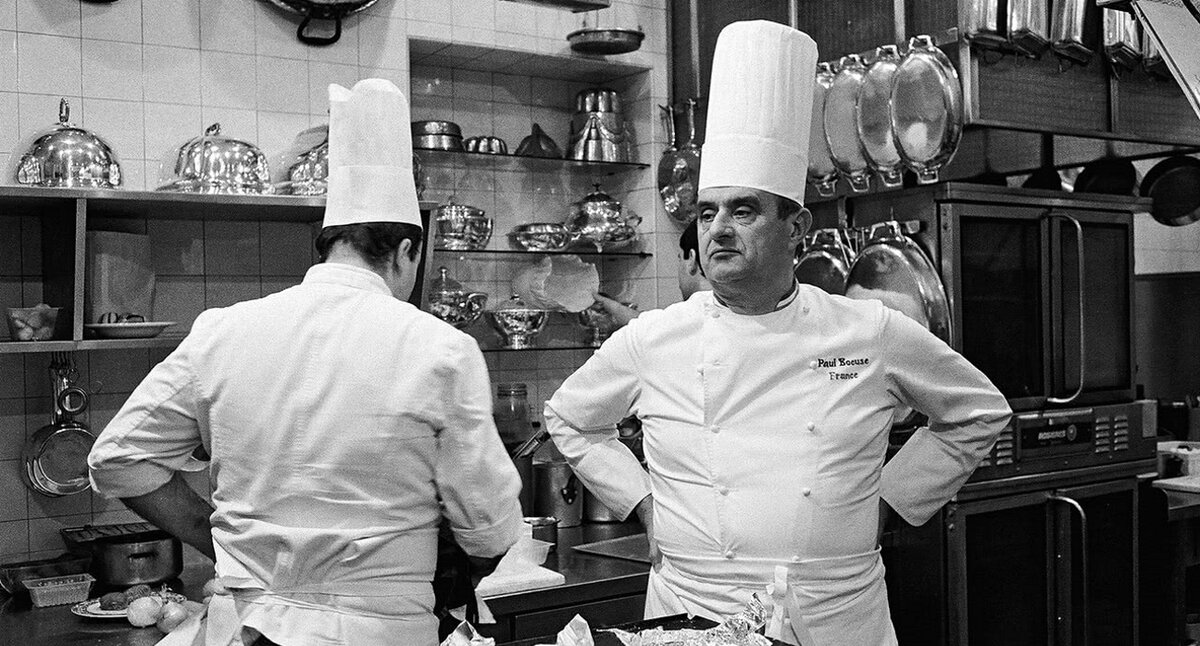 PosudamartПоль Бокюз начал карьеру повара с 15 лет, постепенно познавая тонкости кухни