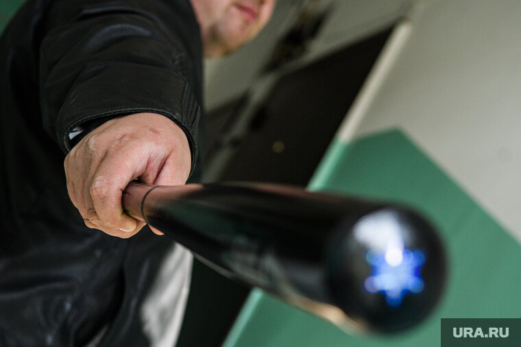    Наказать предполагаемых обидчиков мужчина решил с помощью бейсбольной биты