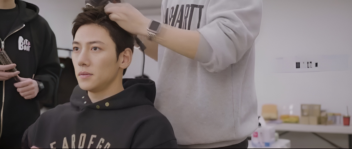 кадр из фильма с фотосессии Чжи Чан Ука (апрельский выпуск японского журнала «Web Éclat»)