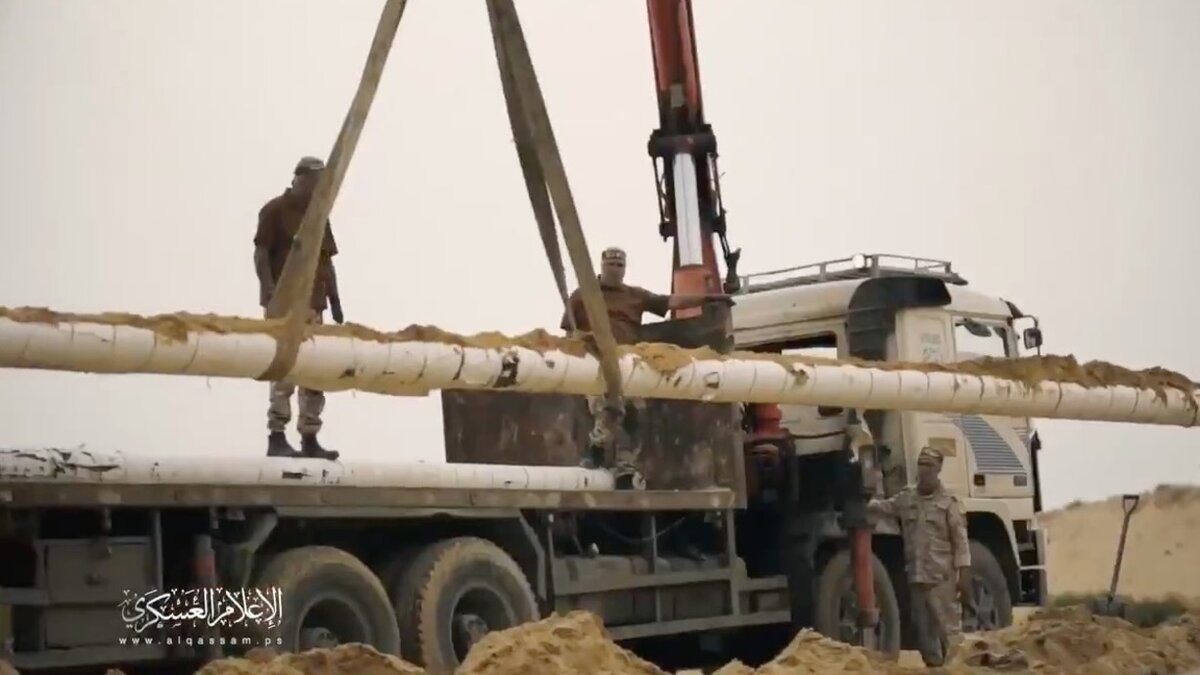     В сети появилось видео, на котором ХАМАС раскапывает водопровод и использует трубы для производства примитивных ракет. Этот ролик носит явно пропагандистский характер.
