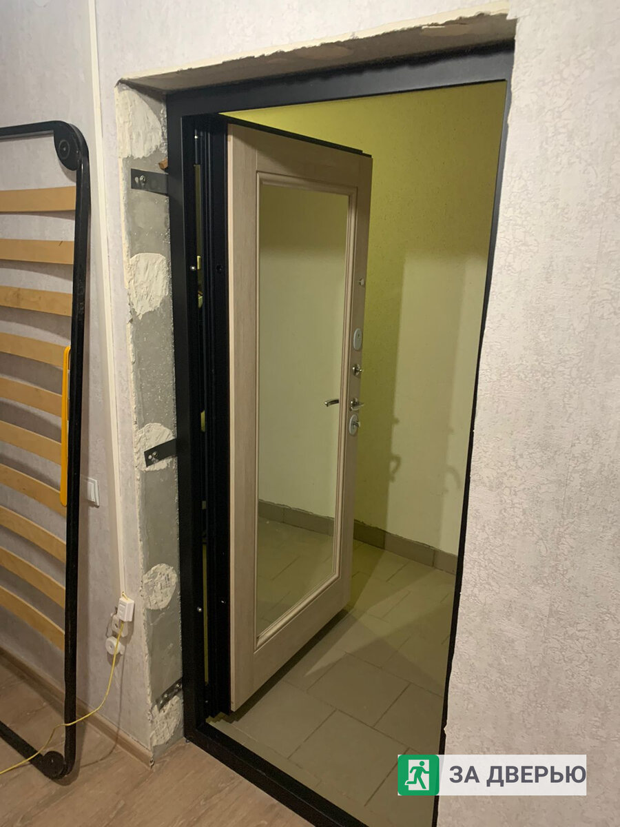 Дверь Portika R3-4П61 Graphite открыта внутри