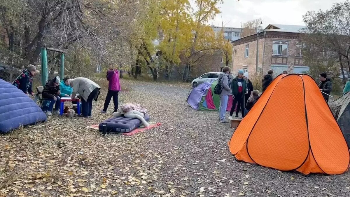 Где разбить палатку. Разбитая палатка. Разбить палатку
