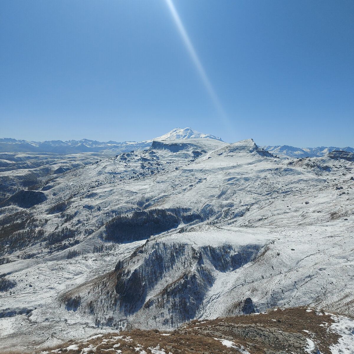 Видите белую вершину? Это Эльбрус (надеюсь, нам не соврали😂)