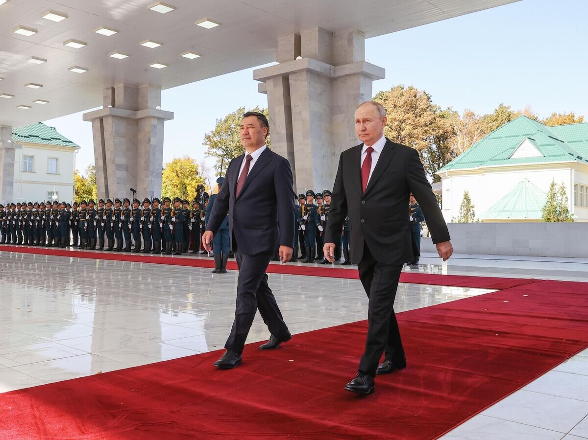    Президент РФ Владимир Путин и президент Киргизской Республики Садыр Жапаров на церемонии официальной встречи в Бишкеке© РИА Новости / POOL