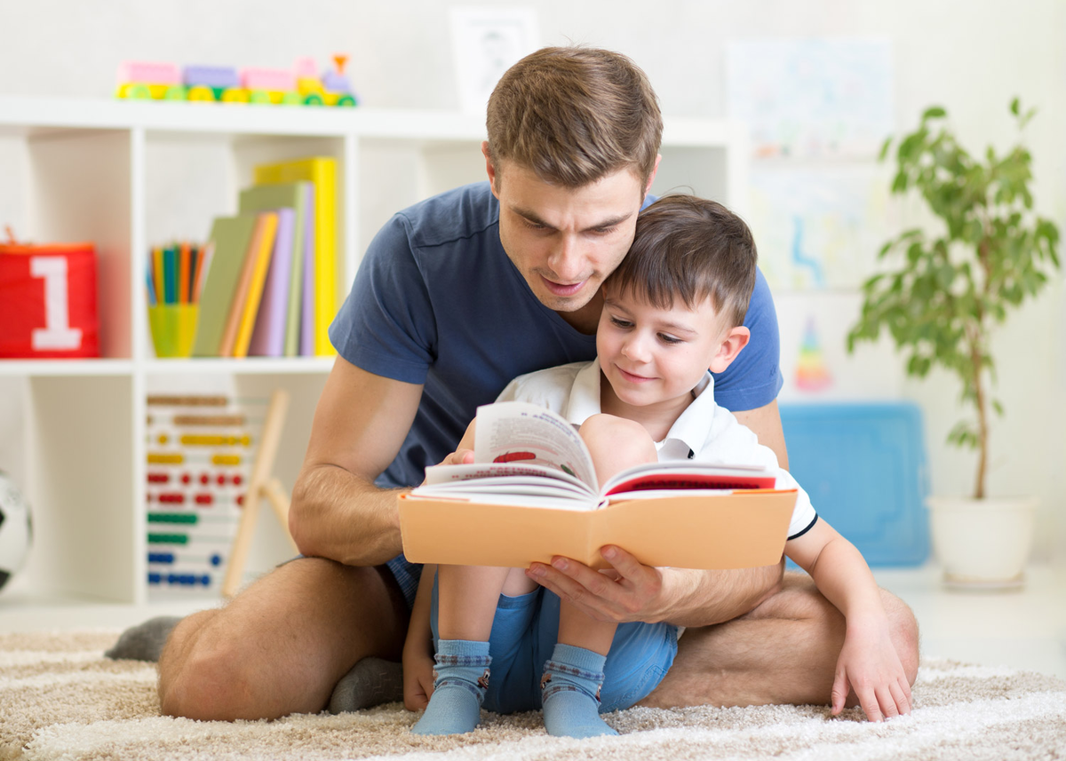 Русский папа учит сына. Книги для детей. Чтение для детей. Дети читают. Любовь к чтению.