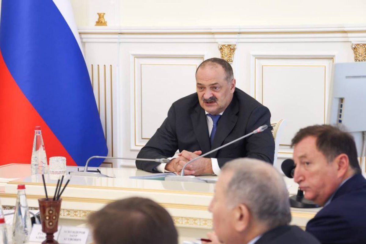    Меликов попросил строго наказать нарушителей жилищных прав сирот