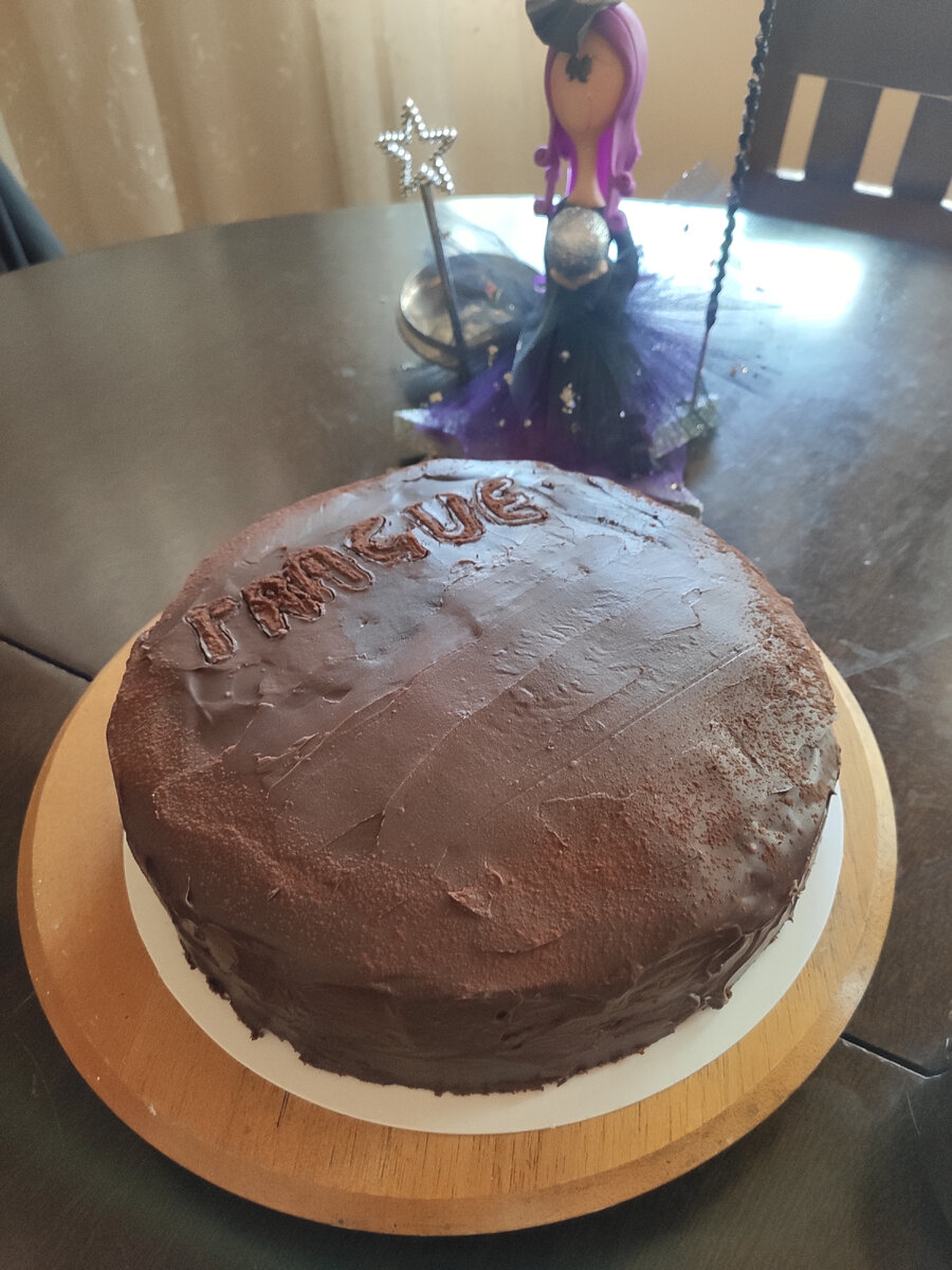 Даже не украшала