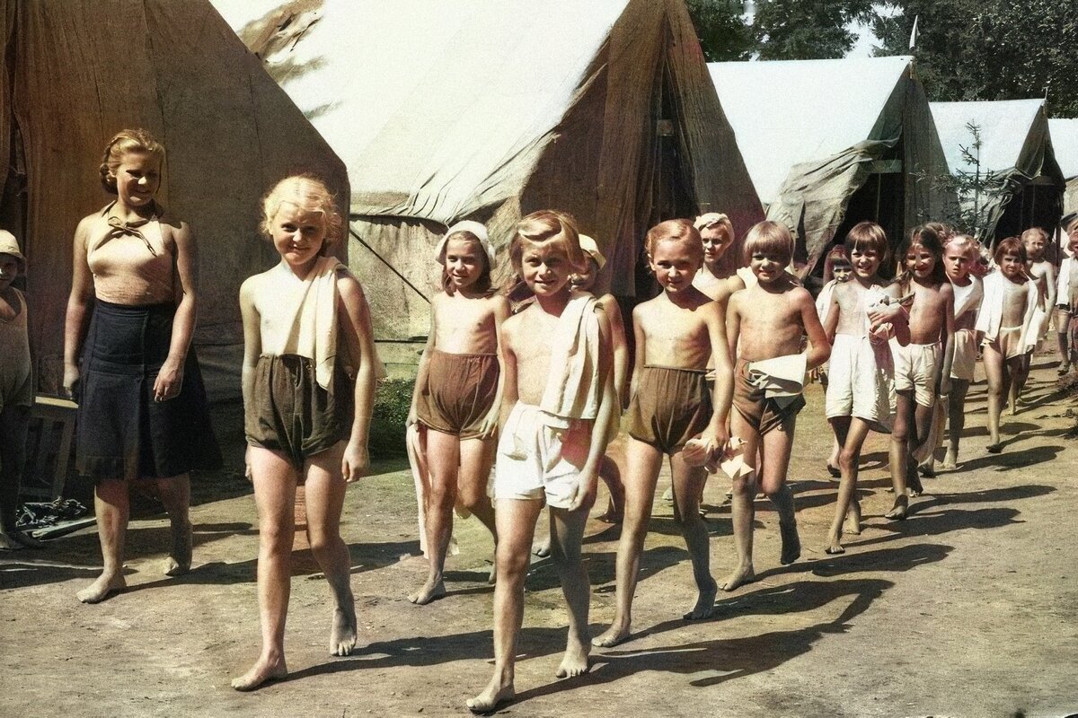 Редкие фотографии пляжного отдыха в пионерлагерях: снимки детского ...