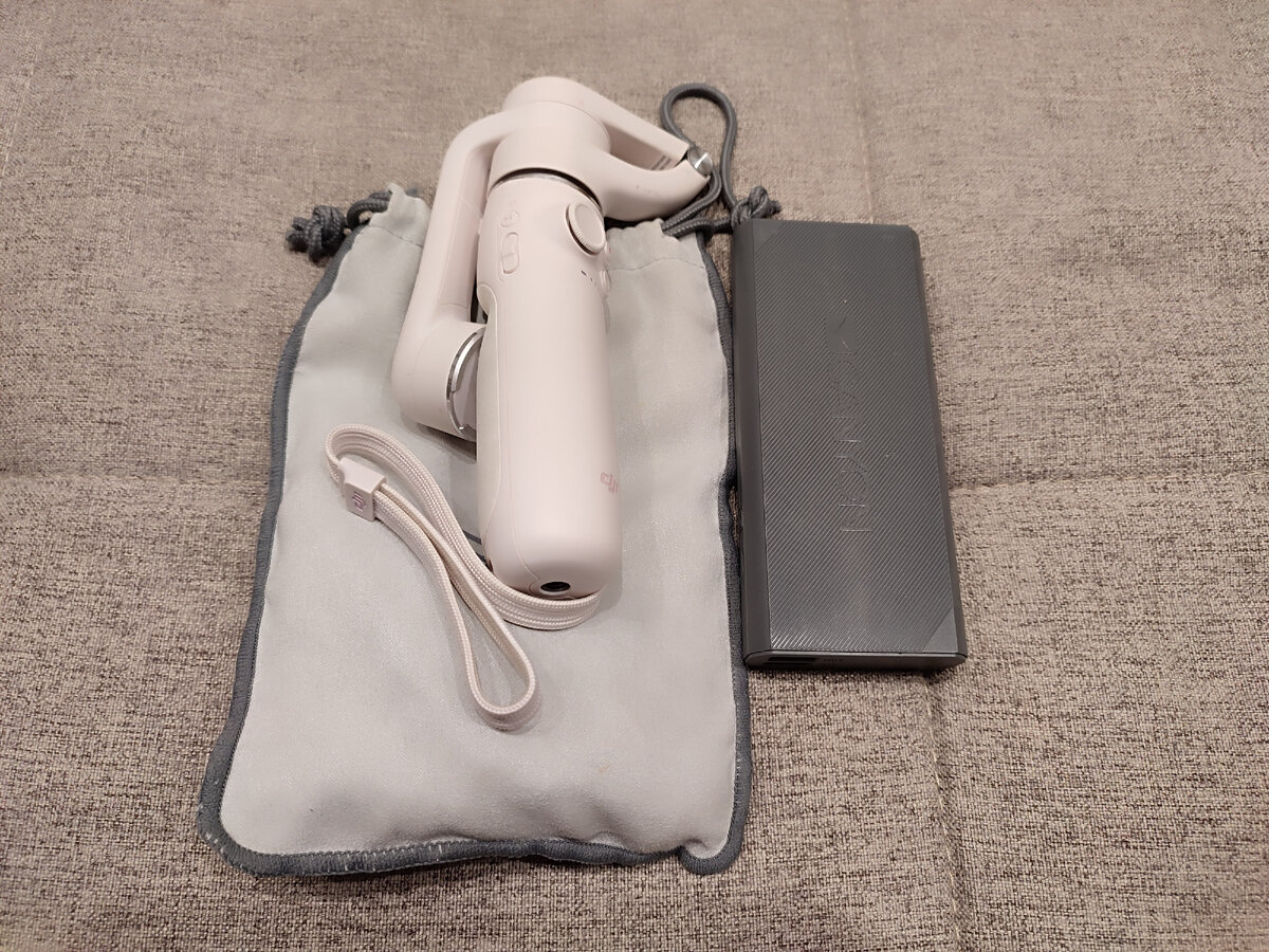 Монопод превращается в штатив и селфи-палку. А рядом повербанк