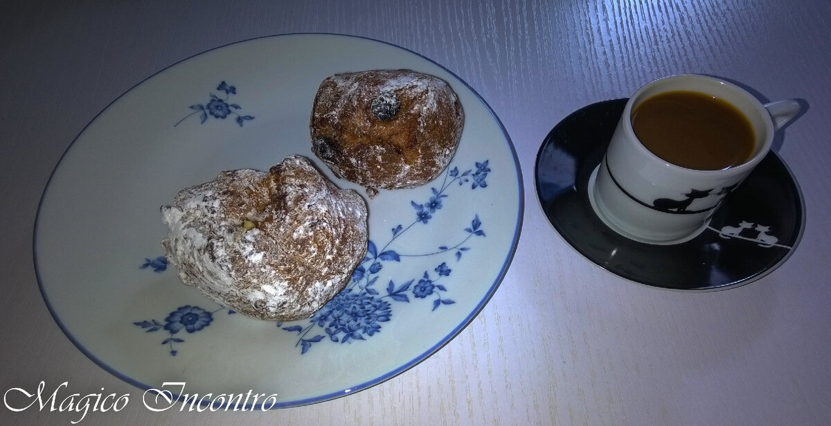 Слева - фрителле, карнавальная венецианская выпечка