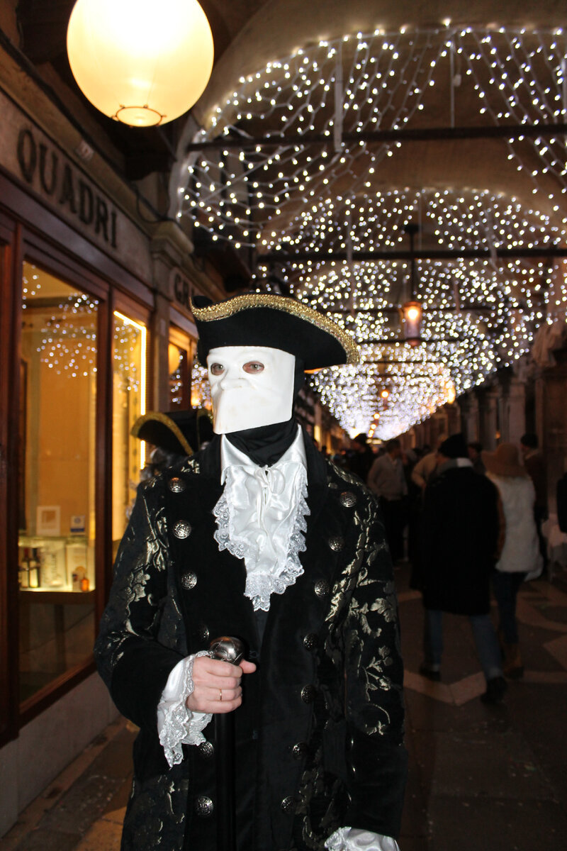 Маска "лярва" позволяет есть и пить, не открывая лица