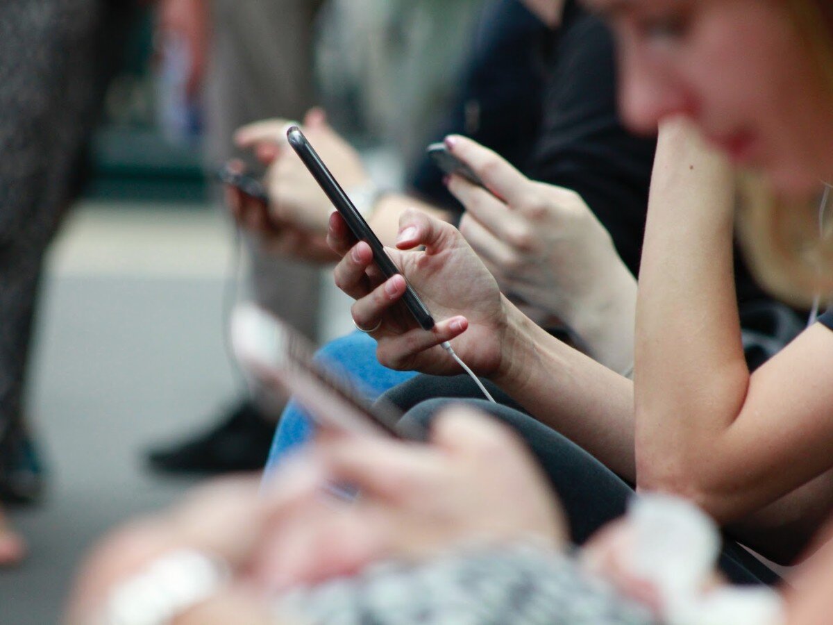    МТС: в каждой третьей паре происходит конфликт из-за «залипания» в смартфоне