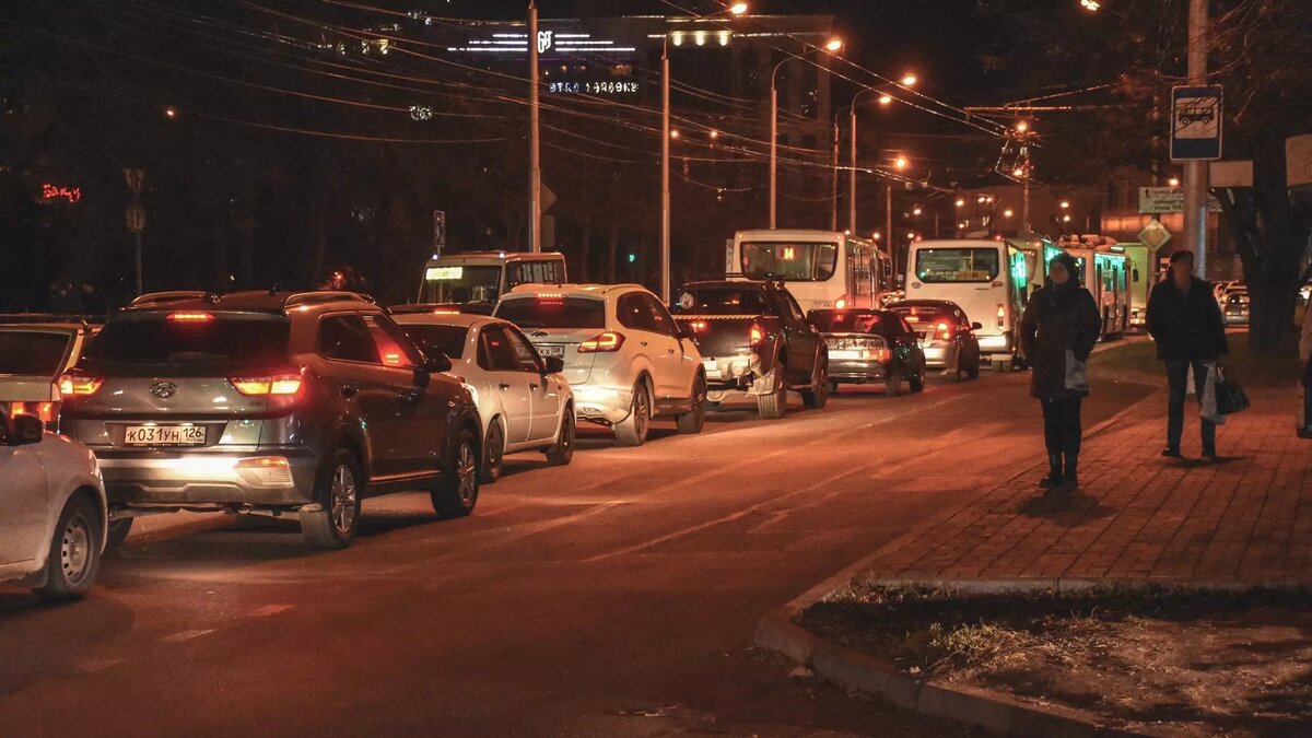     Автомобилисты стоят в пробках в разных частях города, следует из данных «Яндекс. Карт».