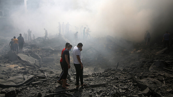 С КАЖДЫМ ДНЁМ БОМБЁЖЕК СЕКТОРА ГАЗА ПЕЙЗАЖ АНКЛАВА ВСЁ БОЛЬШЕ НАПОМИНАЕТ ЛУННЫЙ. ФОТО: AHMED TAWFEQ/KEYSTONE PRESS AGENCY/GLOBAL LOOK PRESS