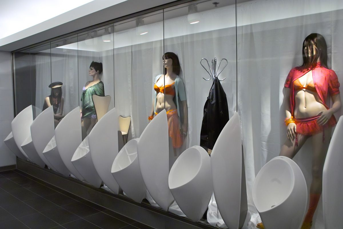 Туалет в виде девушки. Уборная в самолете. Постер в туалет. Туалет в виде девушки. Писсуар.