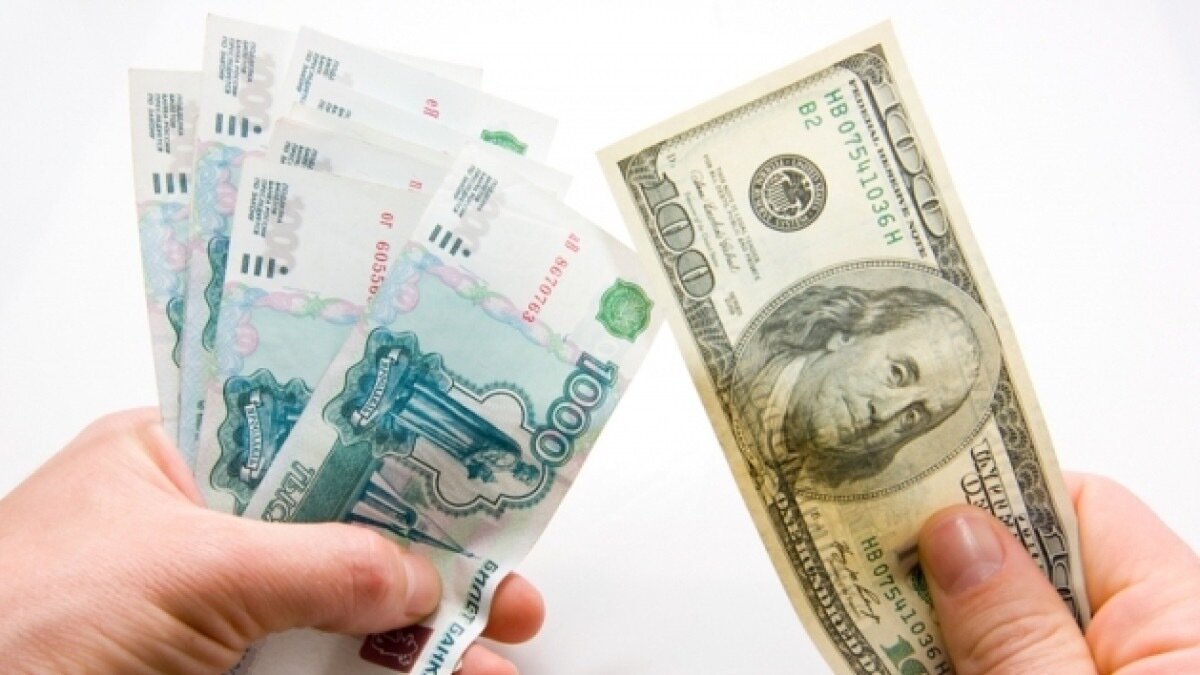     Продажа валютной выручки будет 100% — такое мнение высказывают представители бизнеса и экономисты. По-другому толковать указ президента нельзя — уже сейчас предприятия переводят 85% заработанных долларов в рубли. Новизна в другом: теперь к бизнесу приставят проверяющих — чтобы ничего не утекло.