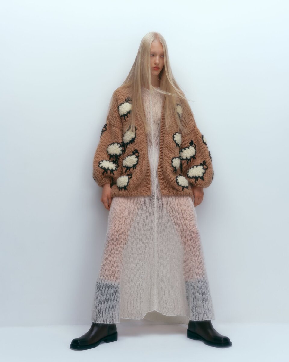    Mirstores показал капсулу кардиганов с вышивкой ручной работы (фото 1)