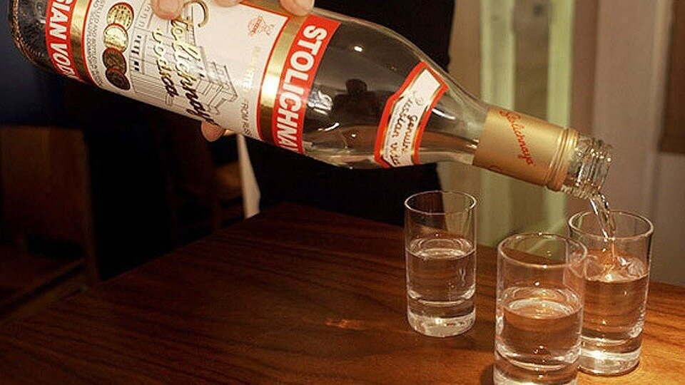    Водка в России подорожает: производители попросили Минфин поднять минимальную цену на нее на 7% с 2024 года. Это значит, что самая дешевая бутылка 0,5 водки будет стоить 301 рубль. Эксперты считают, что для потребителя это будет весьма заметно.