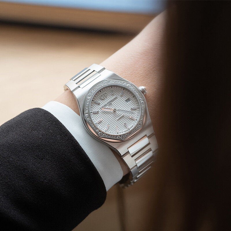 Часы Girard Perregaux Laureato в 34 мм корпусе из стали с бриллиантами и узором гильоше «парижские гвозди»