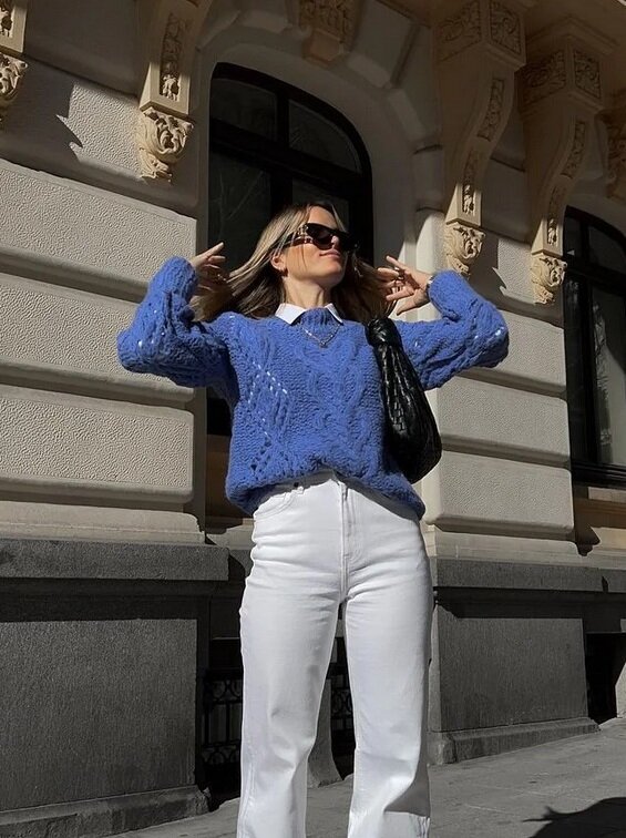 Синий свитер. Фото источник: коллекция компании AYNI.