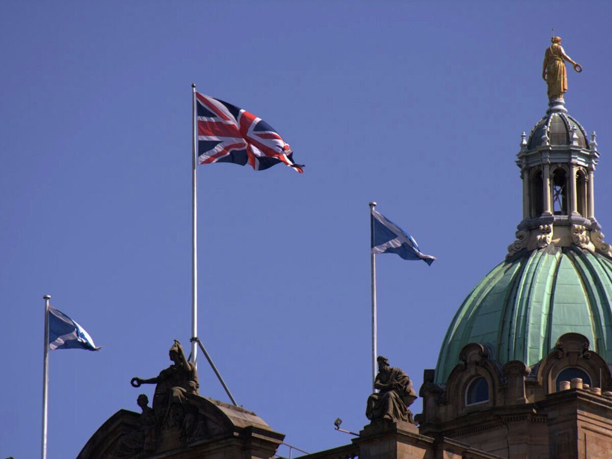    Британский и шотландский флаги на здании банка Lloyds в Эдинбурге© Flickr / Cardinal Canary