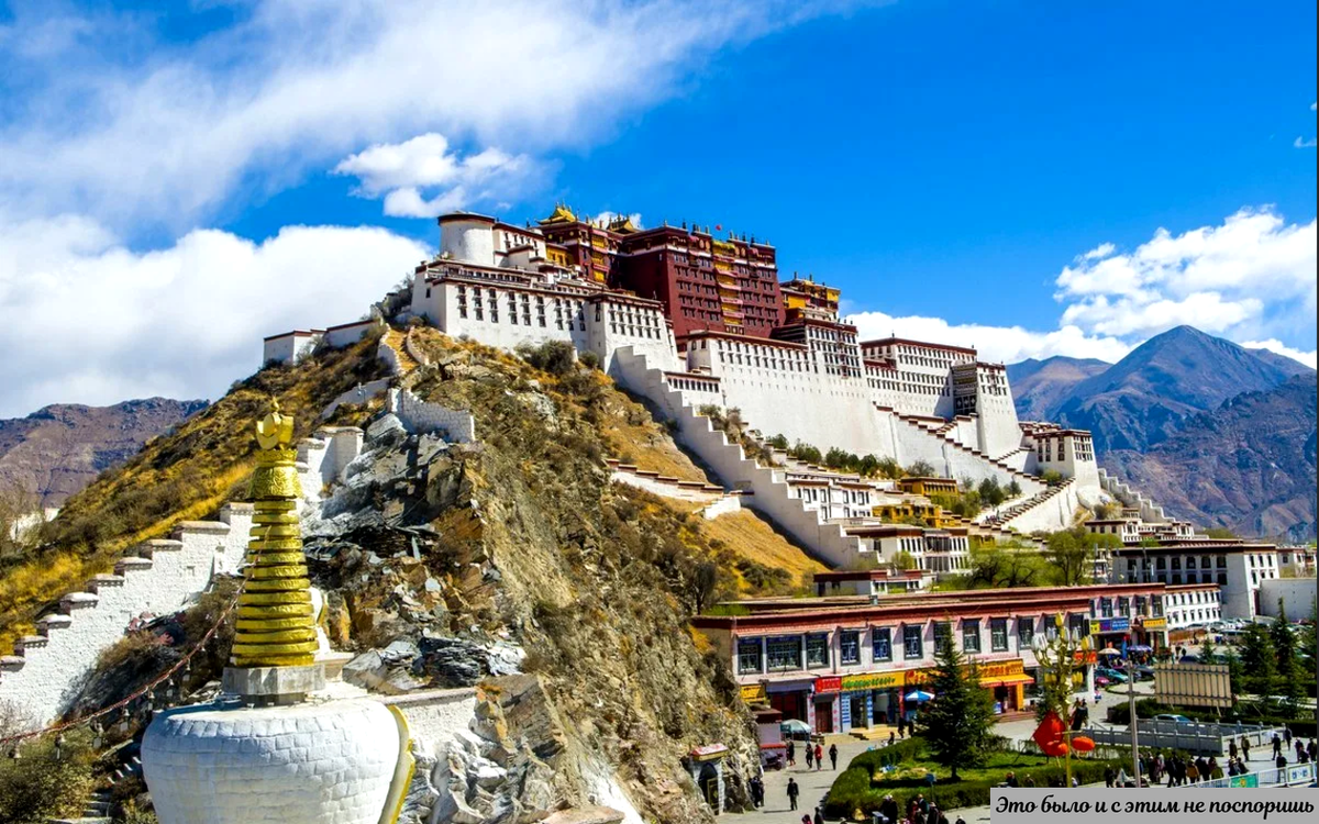 Дворец Потала в Лхасе – духовной столице всего Тибета (не только китайского). https://clck.ru/35eybH. Это один из атрибутов уже новой религии местности: буддизма (ламаизма). 