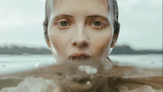 Человек в холодной воде.