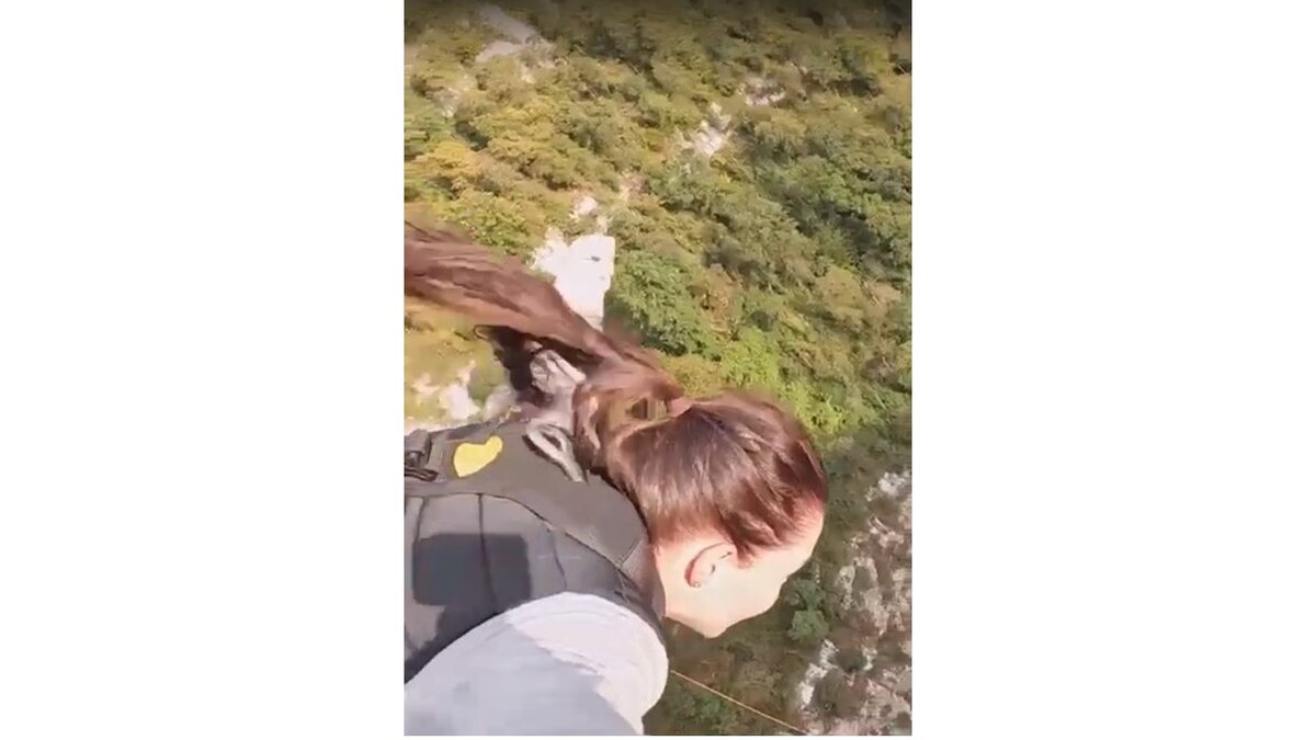    Министр культуры Курской области Юлия Полетыкина прыгнула с высоты 207 метров