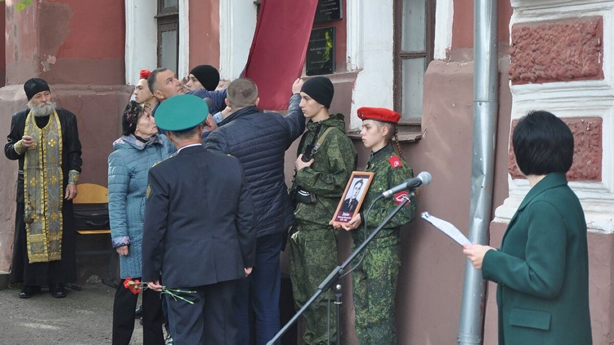    В Рыльске почтили память курян Владимира Зюкина и Андрей Черепнина, погибших в Чеченской республике