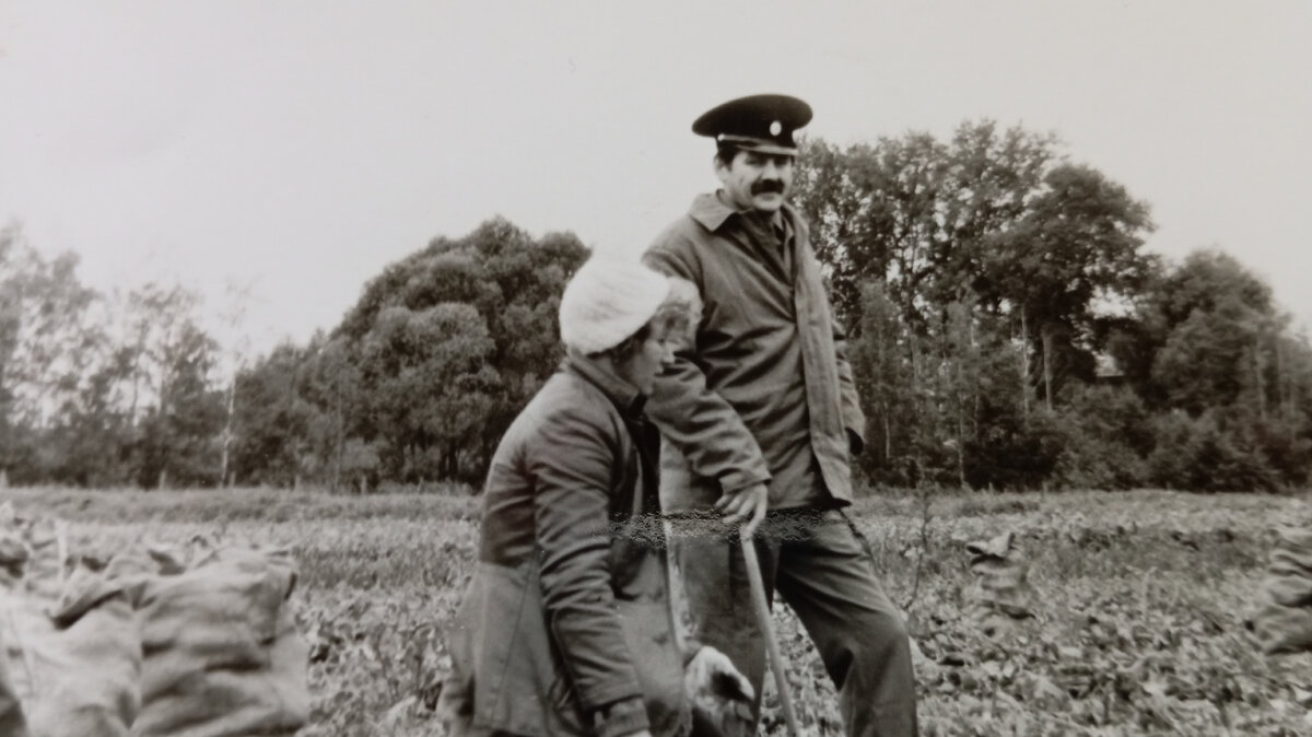 Это фото сделано в поле, картошку собирали, сентябрь 1990.