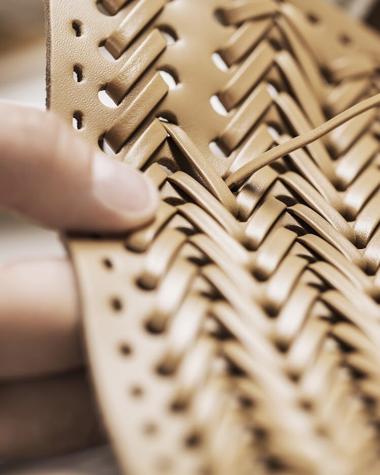    Fendi представил новую капсулу сумок Peekaboo с плетением из овчины (фото 1)