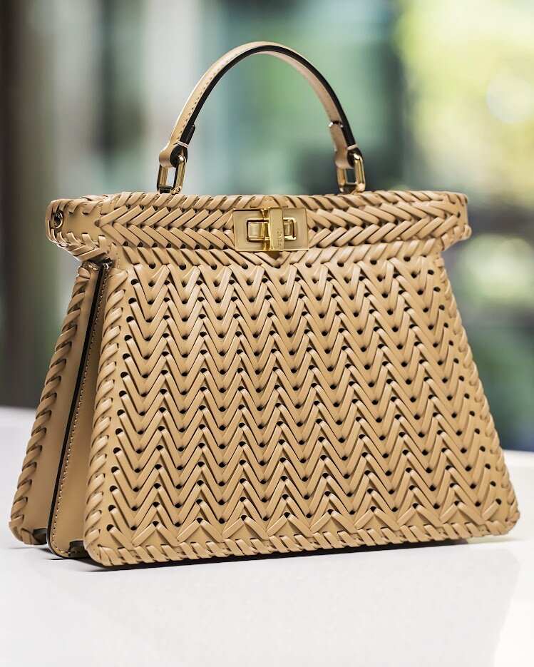    Fendi представил новую капсулу сумок Peekaboo с плетением из овчины (фото 2)