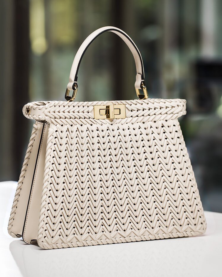    Fendi представил новую капсулу сумок Peekaboo с плетением из овчины (фото 3)