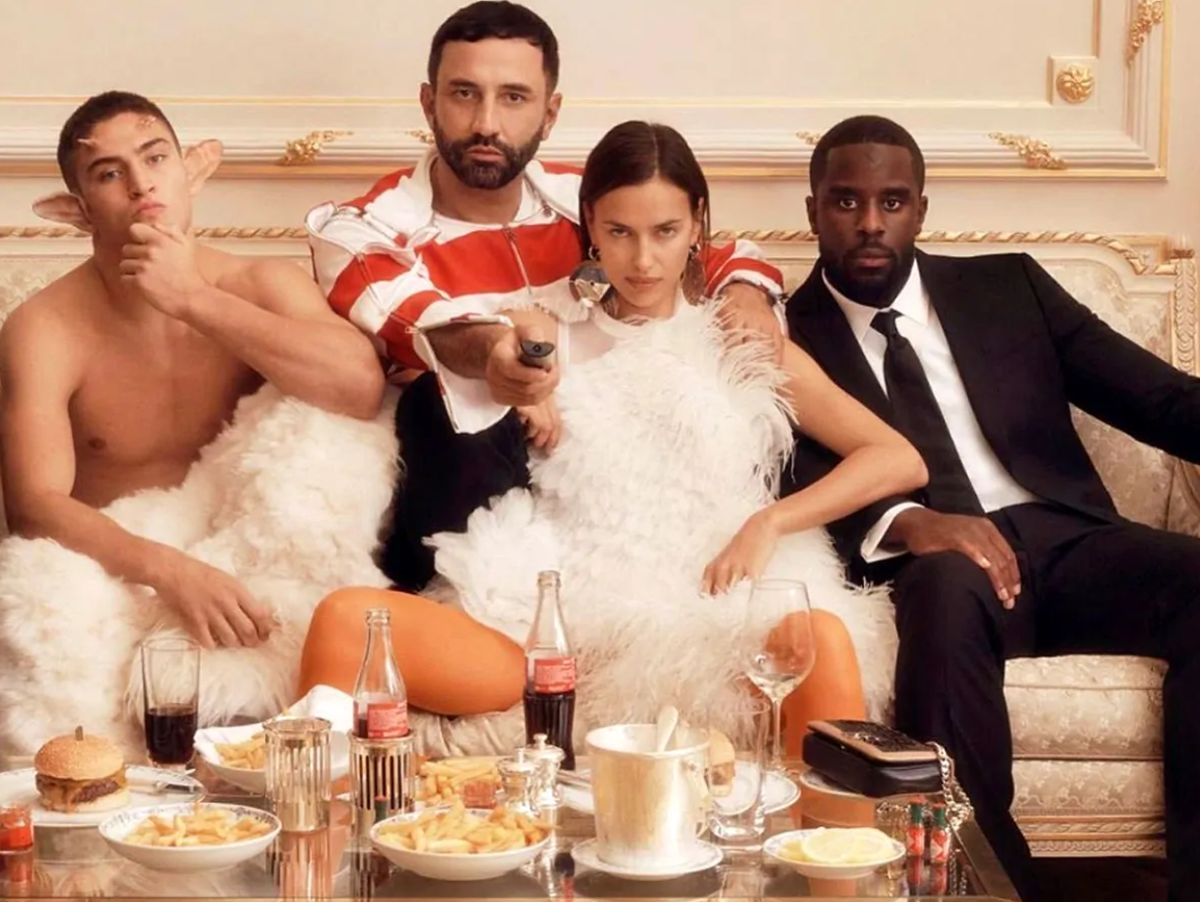 Она любит много мужчин. Она любит много мужчин. Она любит много мужчин. Женщина в центре внимания. Она любит много мужчин.